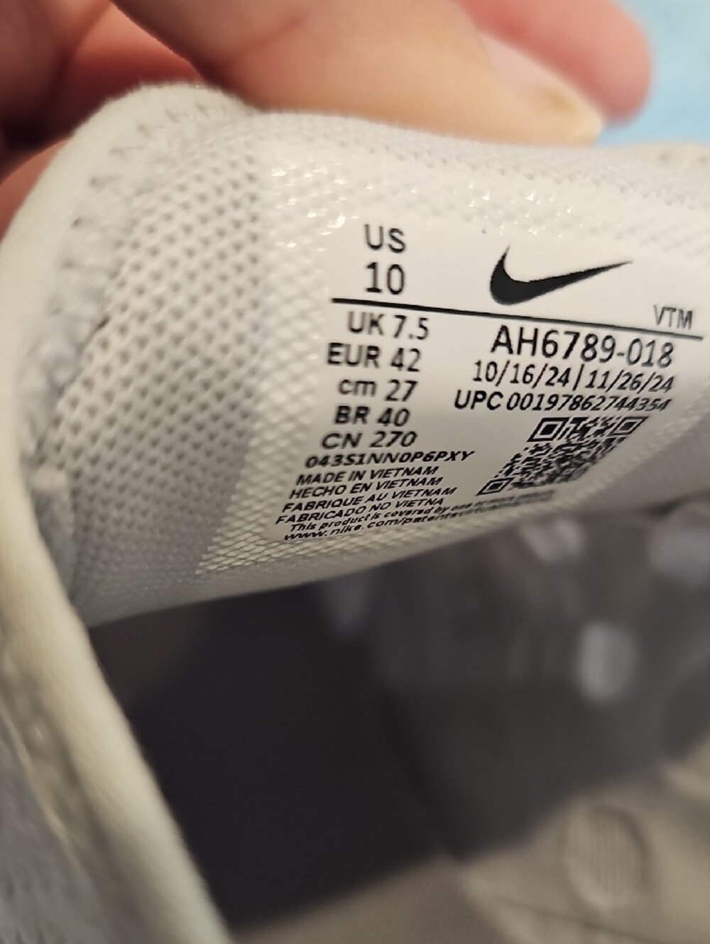 Nike Air 270 Women’s Athletic Shoes in Light Gray and White - Picture 5 of 5